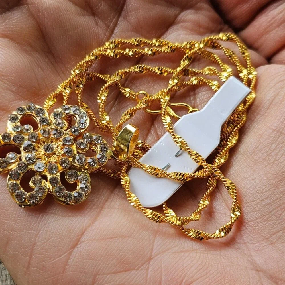 Women Necklace Fashion Gole Tone Crystals Accent Pendant Fashion Jewelry, New